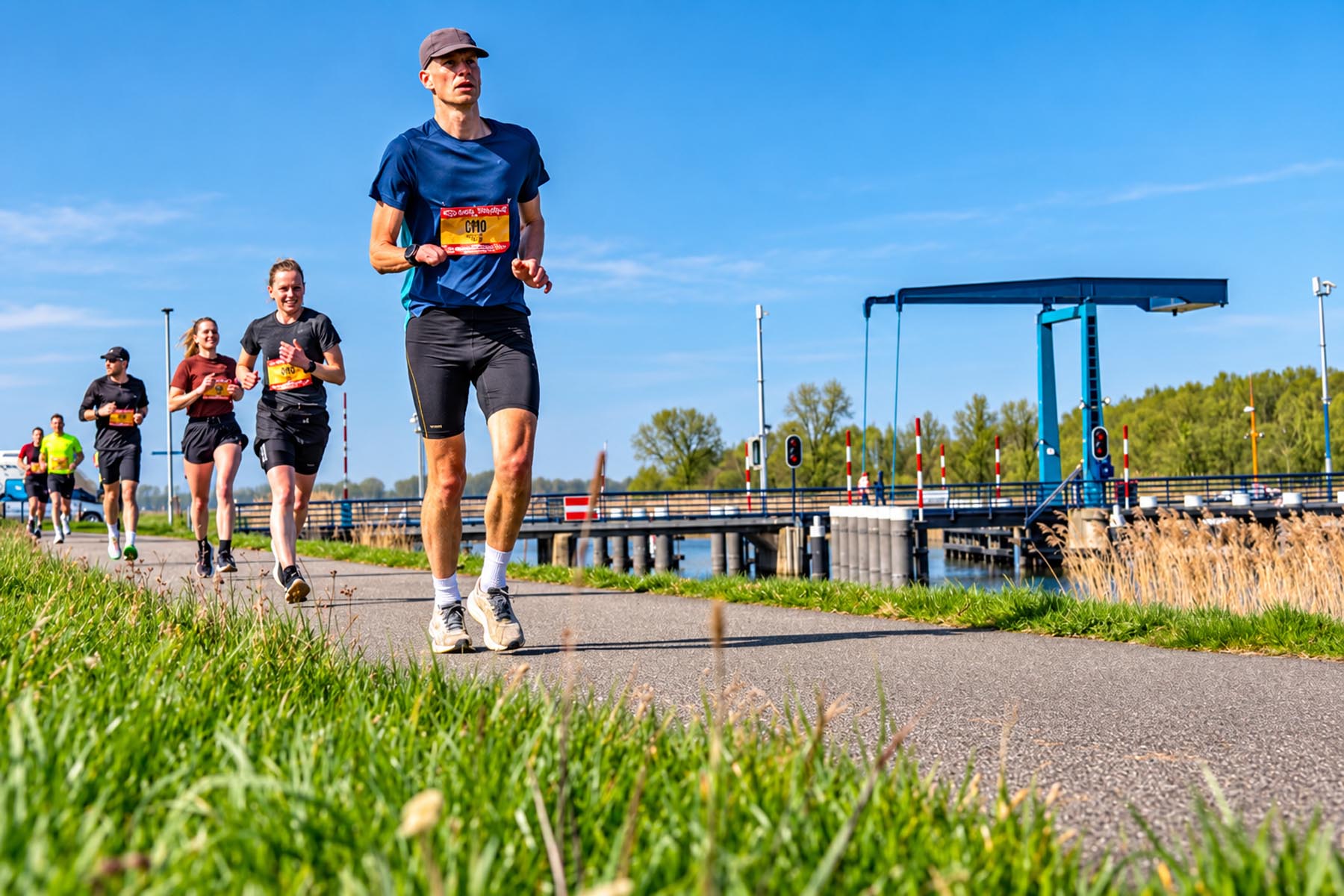 Hardlopers langs het waterpeil